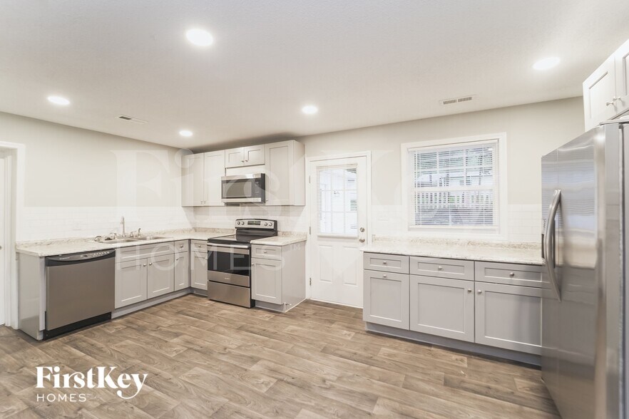 Building Photo - 2521 Skyland Dr