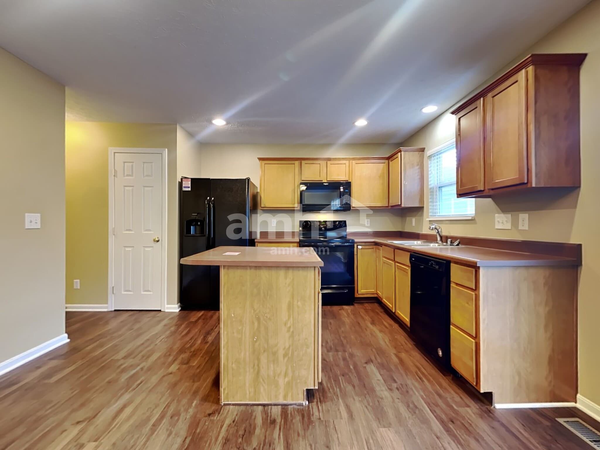 Building Photo - 755 Elm Tree Dr