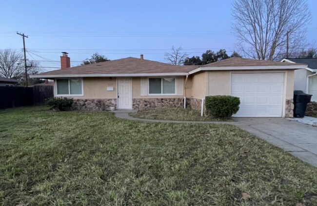 Building Photo - ADORABLE Arden Arcade 2/1 + Bonus Room!  (Please reference entire ad for viewings)