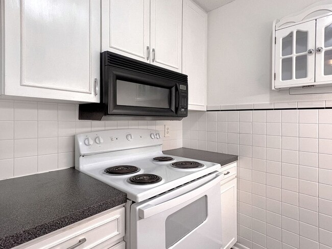 Building Photo - Two-Bedroom Condo in Winter Haven