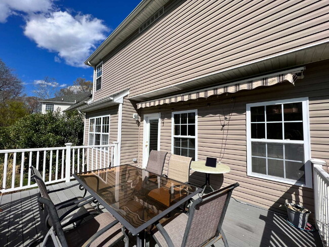 Building Photo - Spacious 4 bedroom home with POOL in sought after neighborhood and schools.