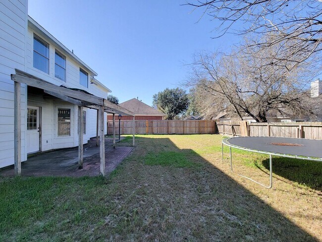 Building Photo - NICE 4 BEDROOM 2 BATH LEASE HOME WITH 2327 SF