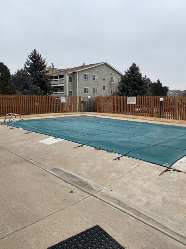 Building Photo - $500 Move in Special - 2nd Floor 1bed/1bath with Laundry and Parking!