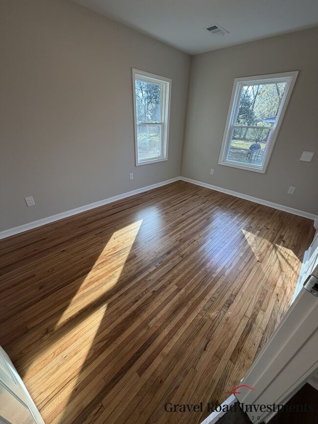 Building Photo - Cozy 3 Bedroom