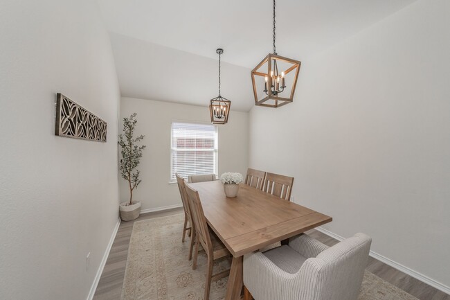 Building Photo - 3bed/2bath Cozy Chic with Backyard Oasis