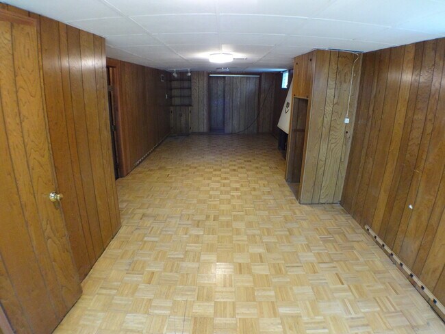 Building Photo - Three Bedroom Two Bathroom Three Fireplaces