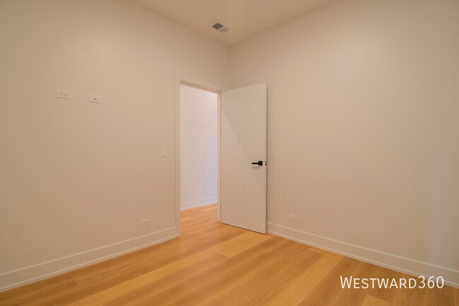 Building Photo - 2042 W Washington Blvd