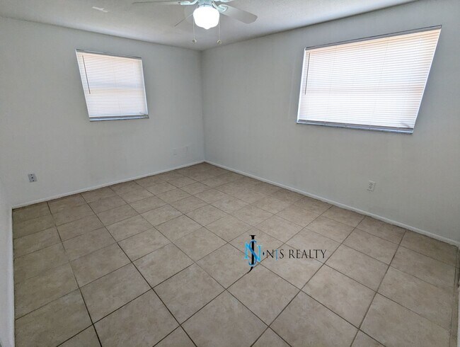 Building Photo - Recently renovated 2/2/1 1300 Sq. Ft. Fres...