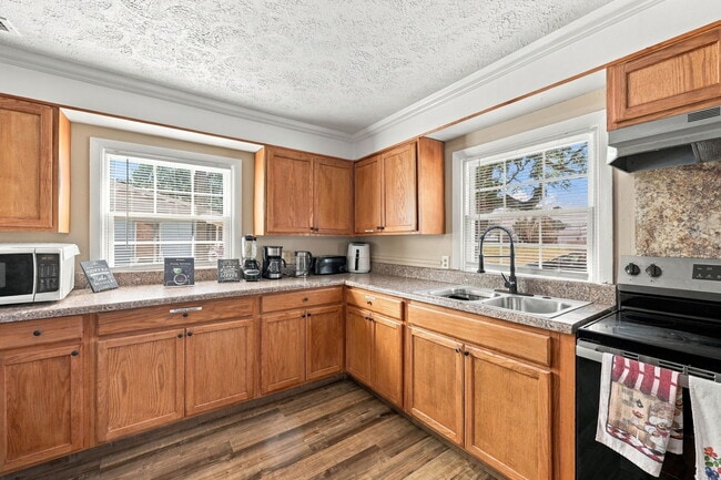 Building Photo - 400 N Magnolia Ave