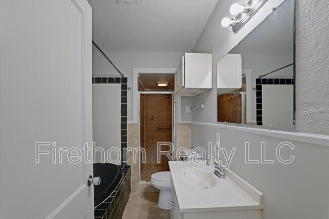 Building Photo - 2528 Luz Dr