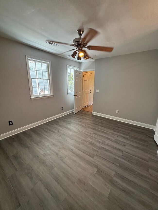Building Photo - 2 Bedroom 2 Bathroom in The Charleston Pen...