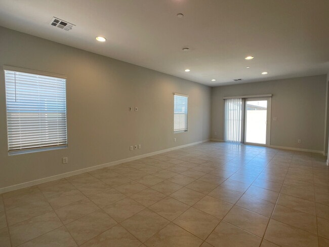 Building Photo - 4 BED 2 BATH 2 CAR GARAGE SINGLE STORY SINGLE FAMILY HOME w/ PAVED BACKYARD IN CADENCE COMMUNITY,...