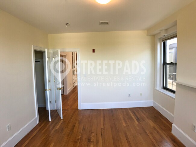 Building Photo - 881 Massachusetts Ave