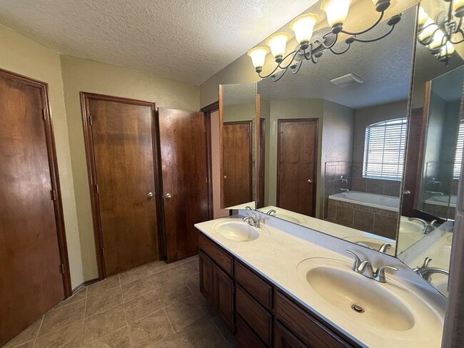 Building Photo - 18509 Chestnut Oak Dr