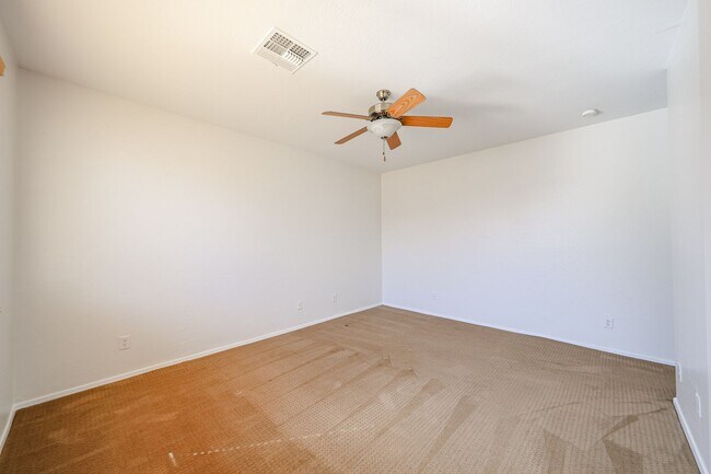 Building Photo - Charming 4 Bed 2 bath 2 Car Garage Home in...
