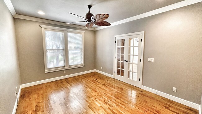Building Photo - 1501 NE Greenbrier Ct