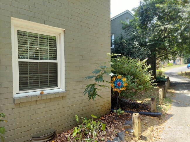 Building Photo - 557 Wakefield Dr