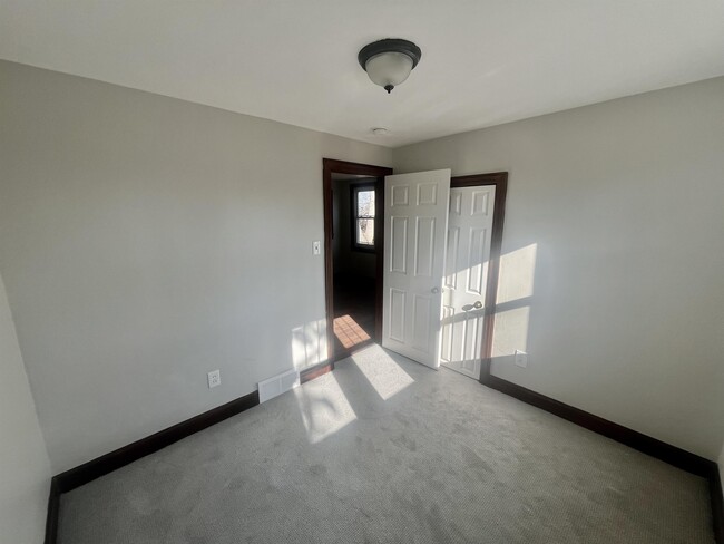 Building Photo - 15513 N Park Ave