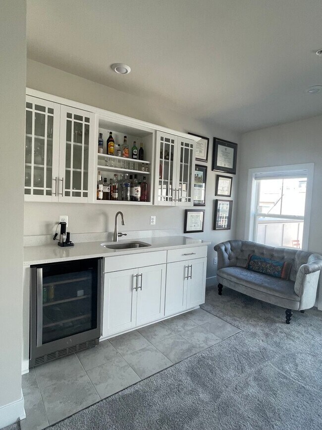 Building Photo - FOUR LEVEL TOWNHOUSE IN DOWNTOWN CROWN, 2 ...