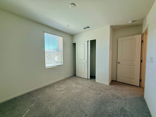 Building Photo - Beautiful Inspirada Townhome! 1/2 off first full month if leased by 5/15/26!