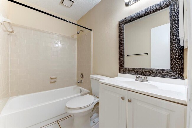 Building Photo - 4035 Green Crest Dr