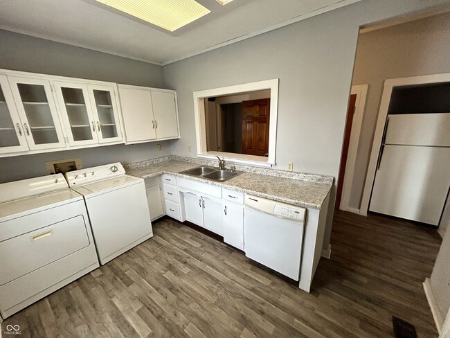 Building Photo - 639 Stevens St