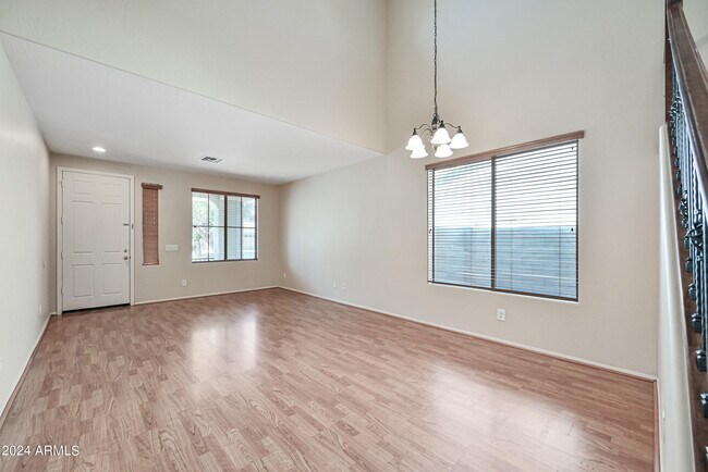 Building Photo - 1543 E Nightingale Ln