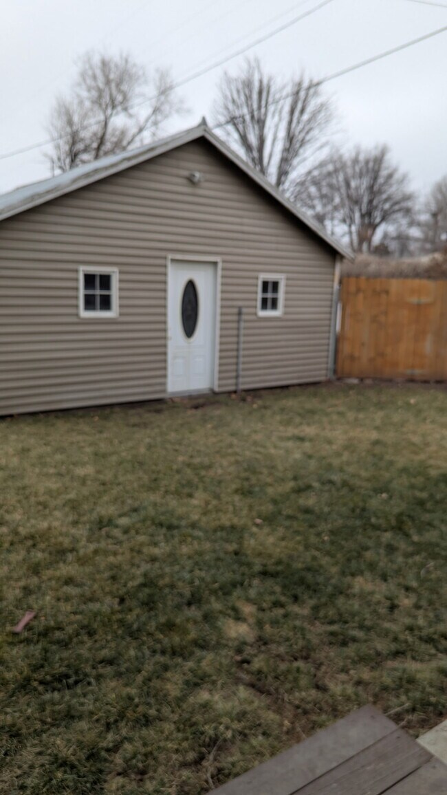 Building Photo - 385 E 2nd S St