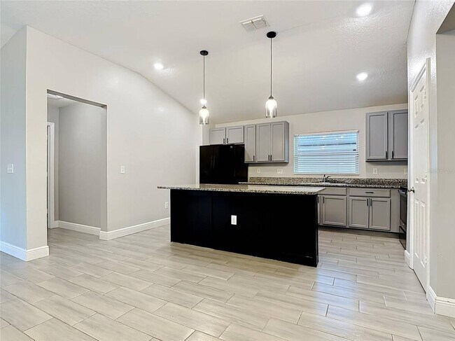 Building Photo - 3040 Lakes Crest Ave