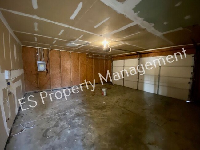 Building Photo - Stunning 4 Bedroom 2 Bathroom Tri-Level Ho...