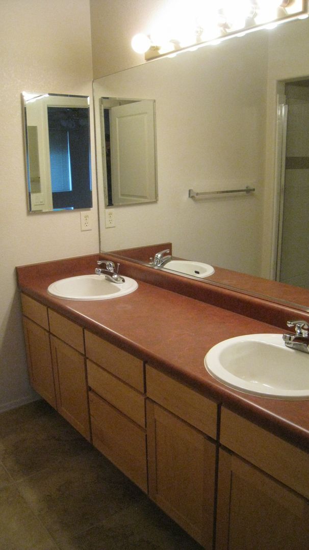Building Photo - Two Bedroom Townhome