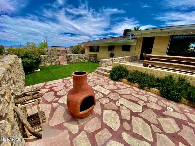 Building Photo - 3213 El Morro Rd