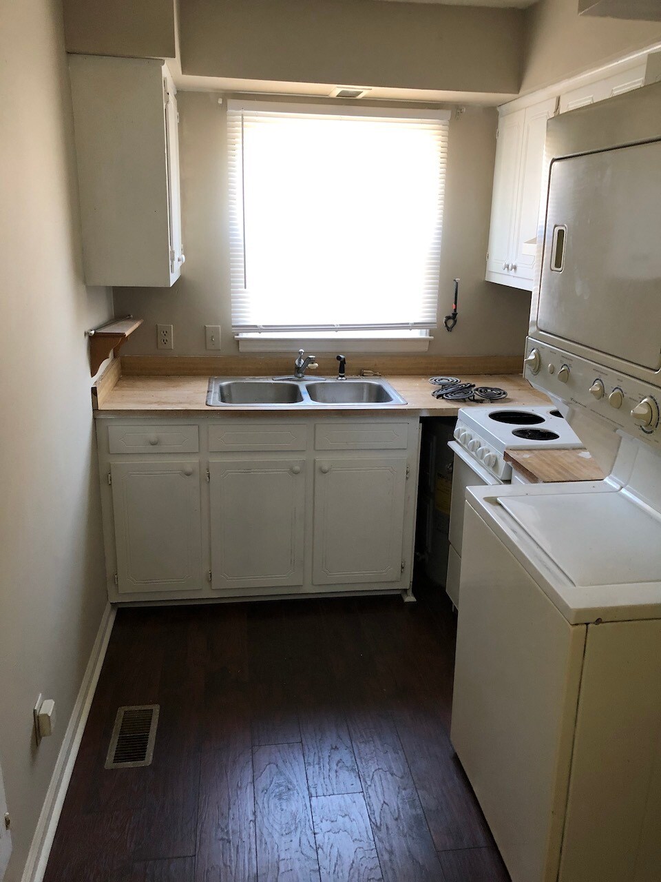 Building Photo - 204 S Saint John St