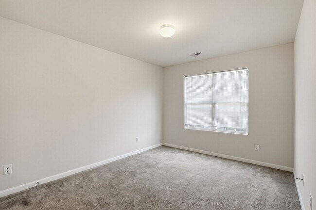 Building Photo - Move-In Ready 4BR | Space, Location & Value All in One