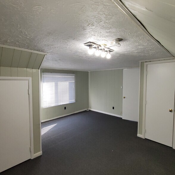 Building Photo - 17 Woodland Dr
