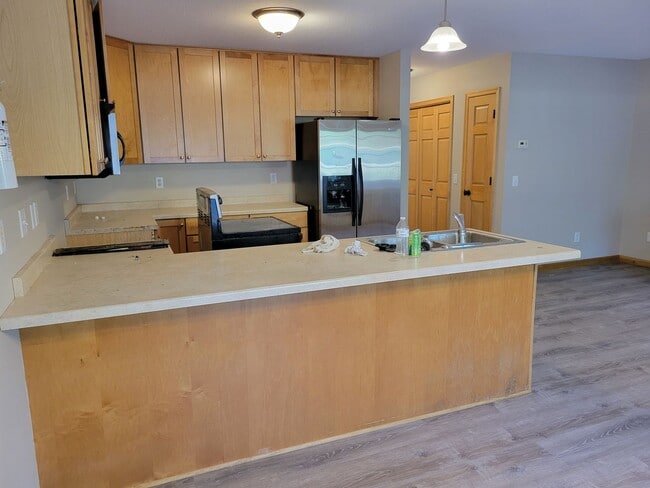 Building Photo - 3 Bedroom Townhouse - Middle Unit