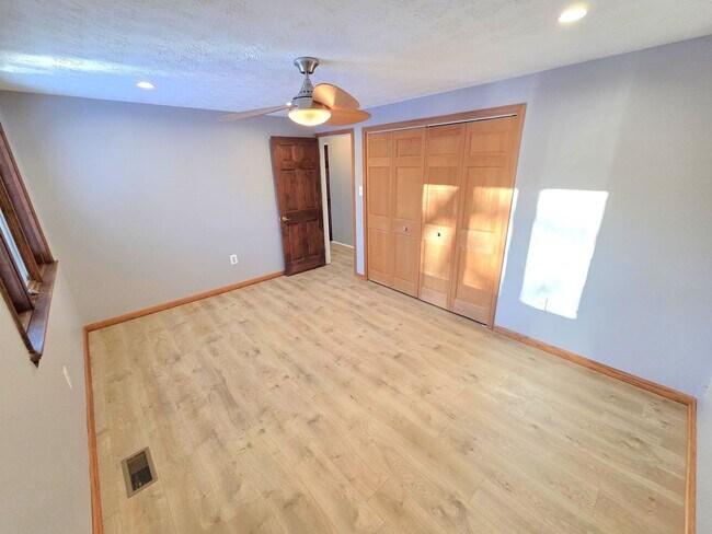 Building Photo - Charming 2-Level, 3 Bed 2 Bath Home In Much Sought After Chalet Woods Location