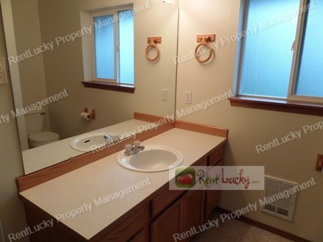 Building Photo - Fabulous 2 Bedroom Townhome With Attached Garage in Great RENTON Location!