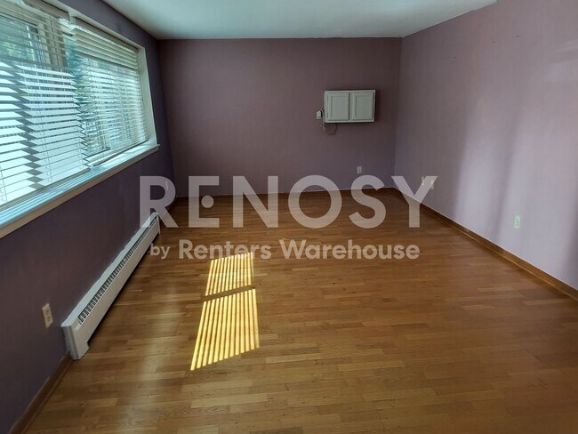 Building Photo - Available June 10th 2 Bedroom 1 Bath Condo in Minneapolis