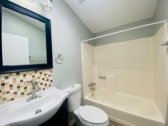 Building Photo - Washer/Dryer in Unit! Remodeled Townhome i...
