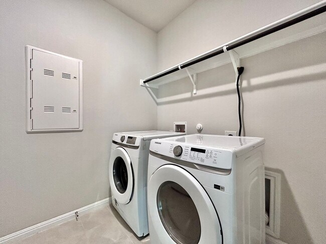 Building Photo - Stunning 4-Bed + Office Home in Lagos Community!