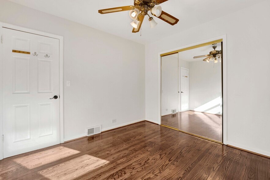 Building Photo - 9410 Lawler Ave