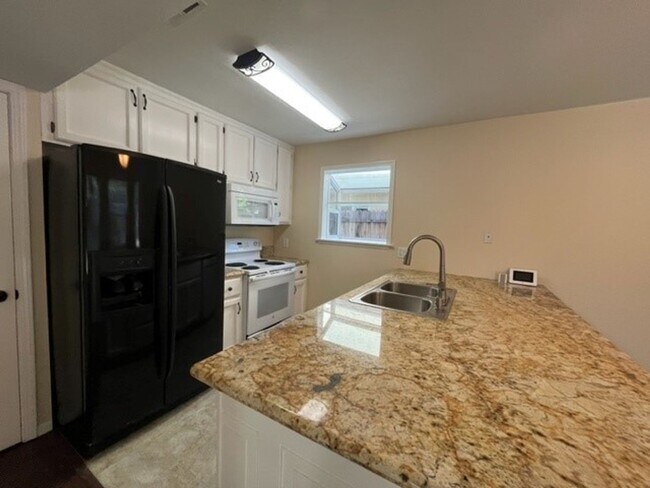 Building Photo - Spacious 3bed 2.5bath 2 story home available now!