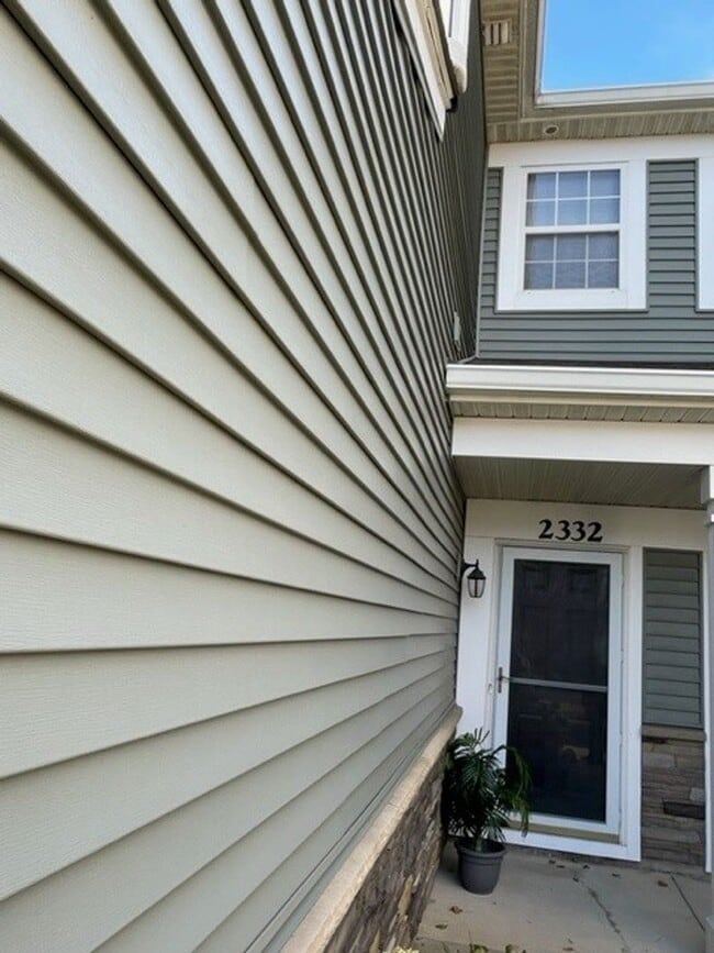 Building Photo - beautiful 2 bed 2.5 Bath spacious town home
