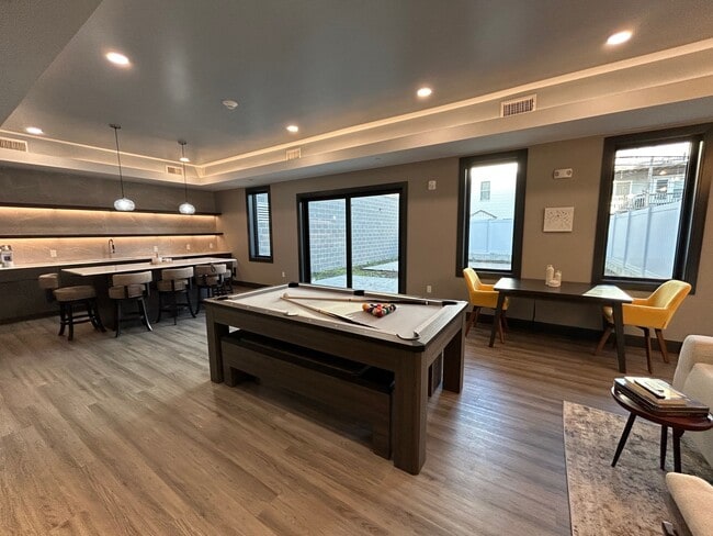 Building Photo - 656 Saratoga St