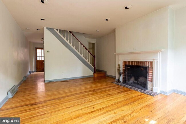Building Photo - 404 S Croskey St