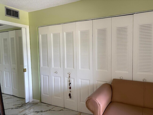 Building Photo - 166 Sheffield G