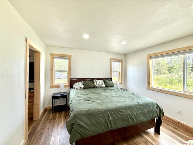 Building Photo - LIKE NEW K-BEACH HOME!