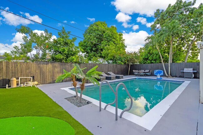 Building Photo - 18715 NW 10th Ct