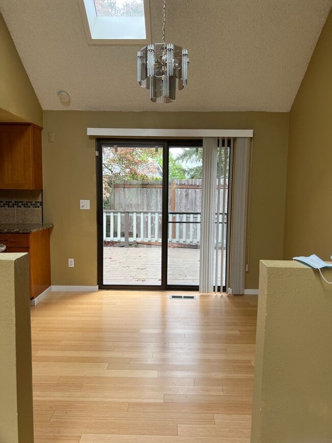 Building Photo - Private access to Lake Sammamish house